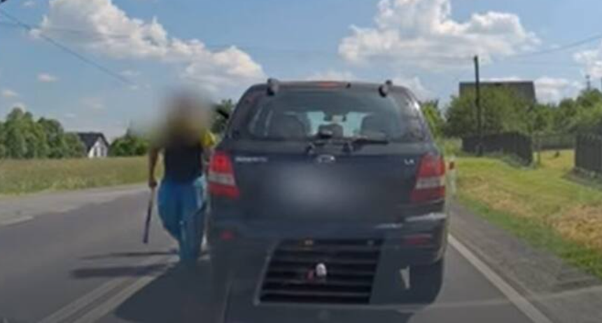 Radocza. Z kijem baseballowym wyskoczył z auta na kierowcę bmw. Policja z Wadowic prosi o pomoc