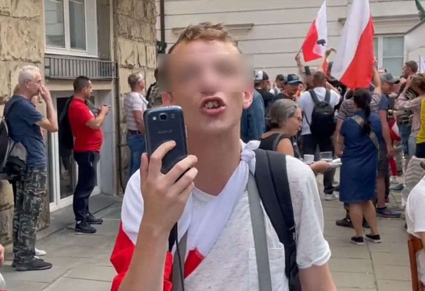 dziennikarz zaatakowany przez antyszczepionkowca