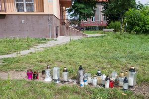 znicze po śmierci 34-letniego Bartka przed komisariatem w Lubinie