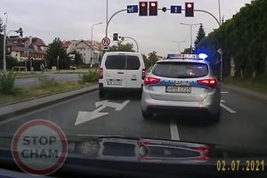 Policjanci z Wrocławia eskortowali kobietę w zagrożonej ciąży