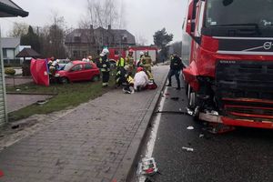 Łubnice. Wypadek na dk79, zderzenie toyoty i ciężarówki