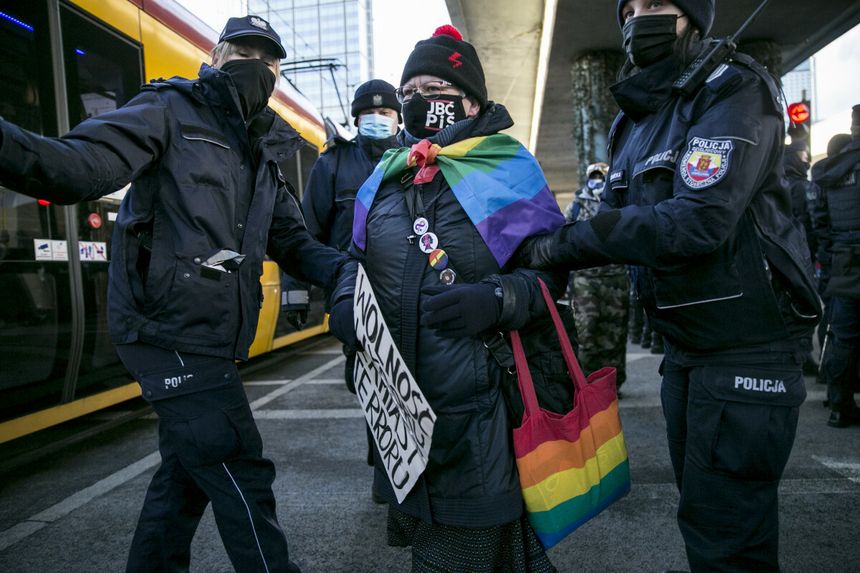 Babcia Kasia otoczona przez policję
