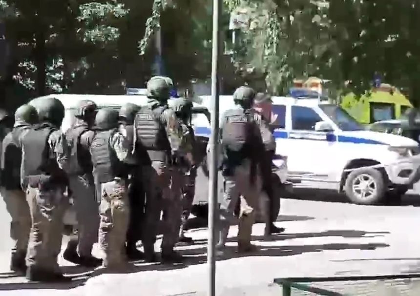 napastnik wziął zakładników w banku