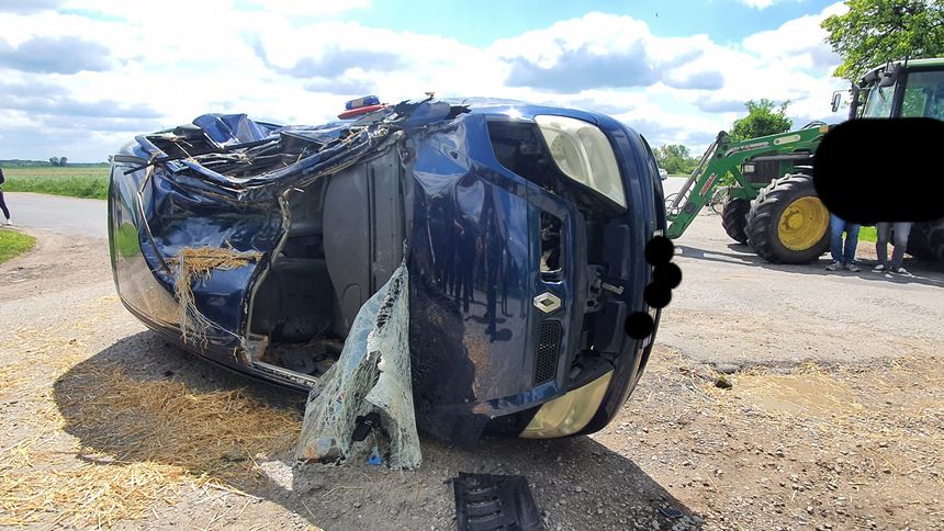 Wypadek pod Skaryszewem. Zderzenie ciągnika i renault