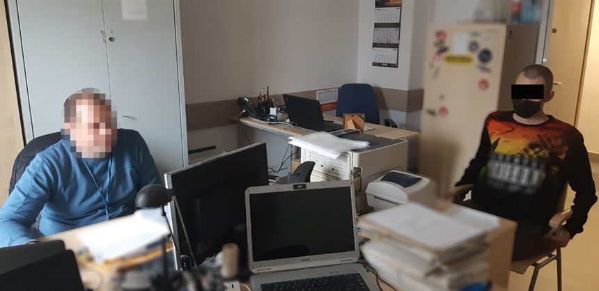 Policjantka wykonuje czynności z zatrzymanym mężczyzną
