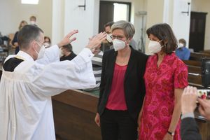 Ks. Wolfgang Rothe udziela błogosławieństwa parze homoseksualnej