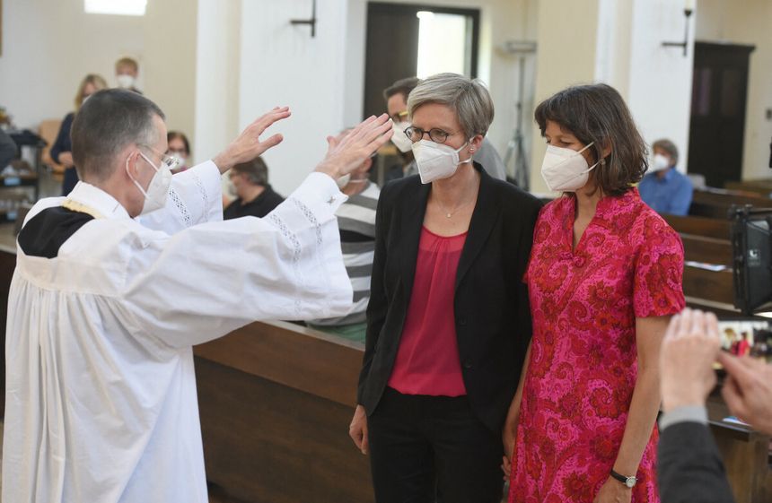 Ks. Wolfgang Rothe udziela błogosławieństwa parze homoseksualnej