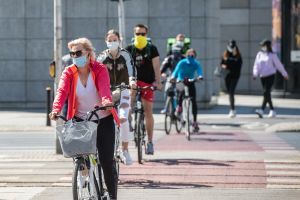 ludzie w maseczkach na ulicach