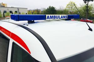 Pacjent wypadł z karetki i zginął