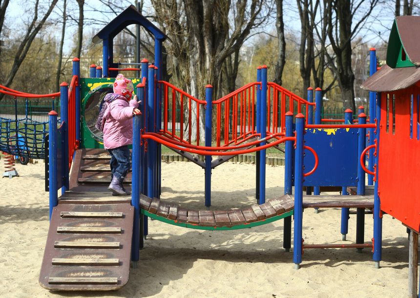 Plac zabaw - zdjęcie ilustracyjne