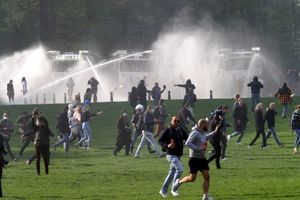 Belgia, policja pacyfikuje zgromadzenie w parku