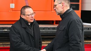 Dwóch mężczyzn w ciemnych kKard. Grzegorz Ryś i Konsul Generalny Ukrainy w Krakowie Wiaczesław Wojnarowśkyj