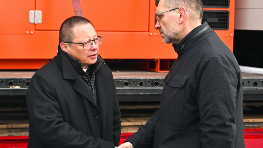 Dwóch mężczyzn w ciemnych kKard. Grzegorz Ryś i Konsul Generalny Ukrainy w Krakowie Wiaczesław Wojnarowśkyj