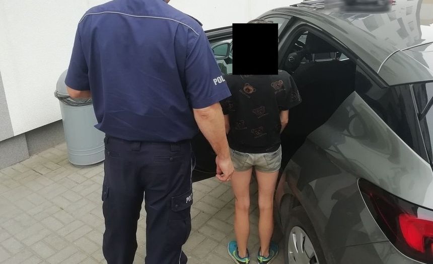 Łęczyca. Roczne dziecko zostawione w nagrzewającym się samochodzie