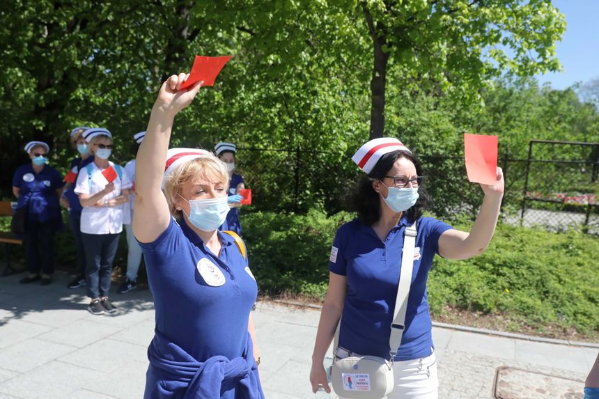Protest pielęgniarek przed Sejmem