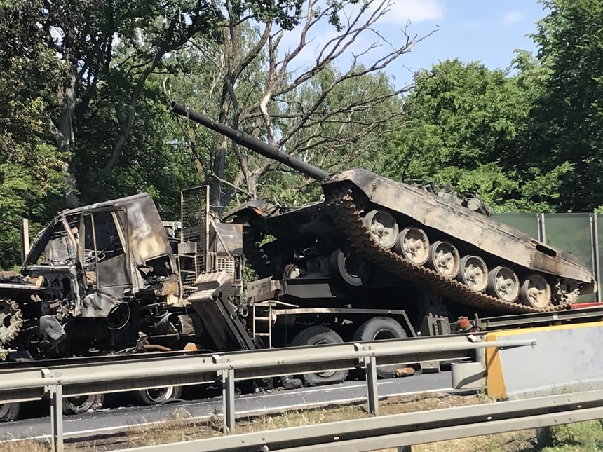Czołgi spłonęły na autostradzie A6