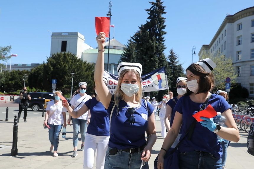 Protest pielęgniarek przed Sejmem