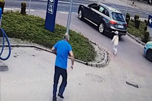 pracownik uratował dziewczynkę na stacji paliw
