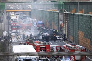Tragedia na trasie S8. Auta osobowe zderzyły się z tirem, jedna osoba nie żyje