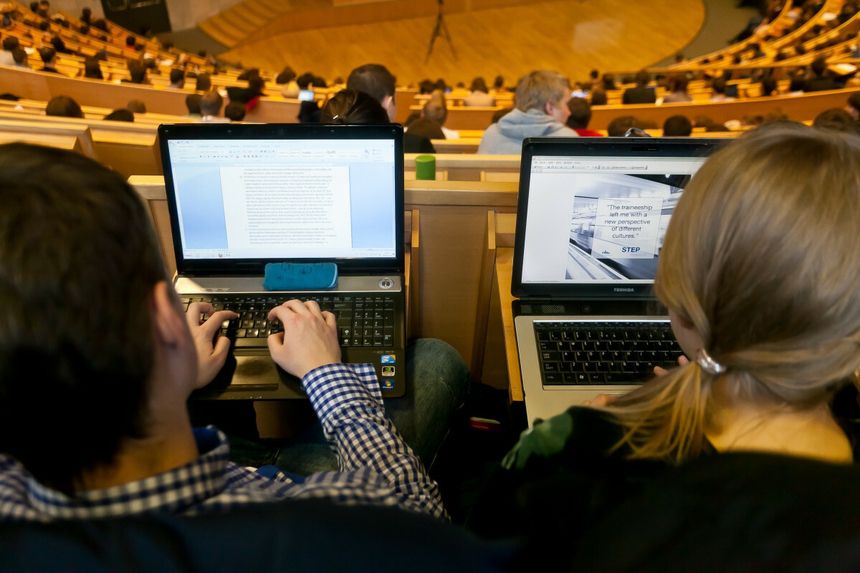 Studenci na uczelni