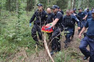 Zabłądził w lesie. Seniora odnaleźli policjanci