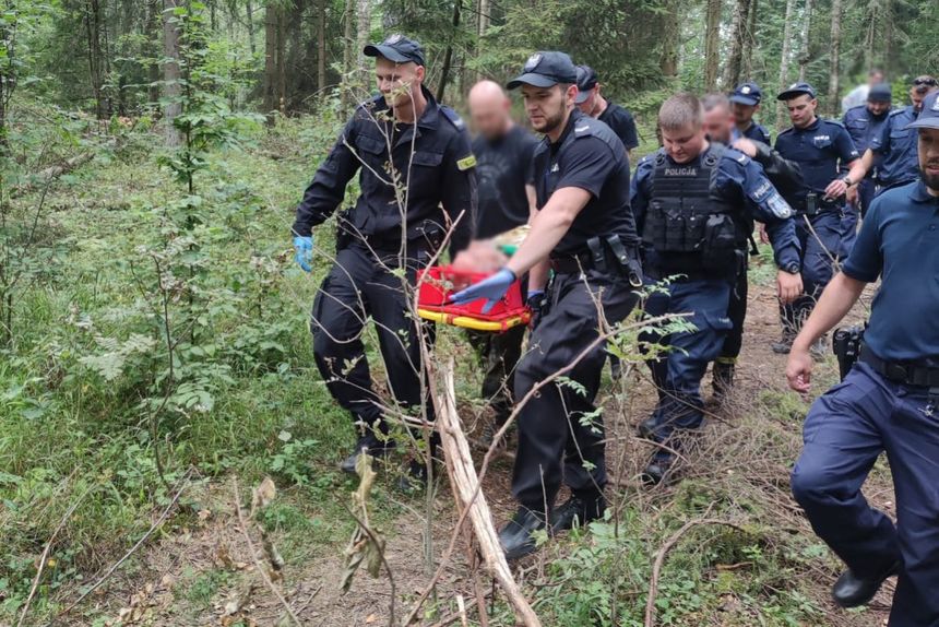 Zabłądził w lesie. Seniora odnaleźli policjanci