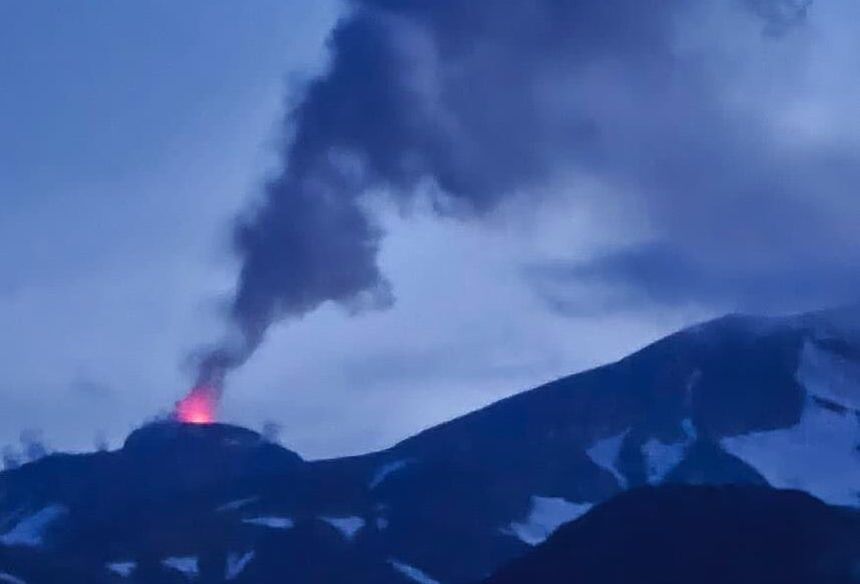 Erupcja wulkanu Wielki Sitkin