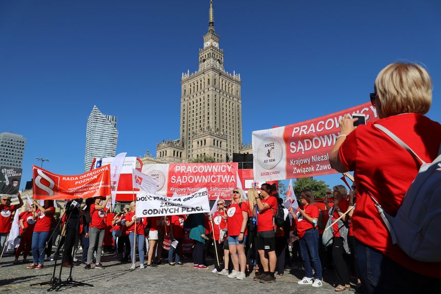 Protest pracowników sądów i prokuratury w Warszawie