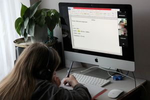 Uczennica podczas lekcji zdalnych