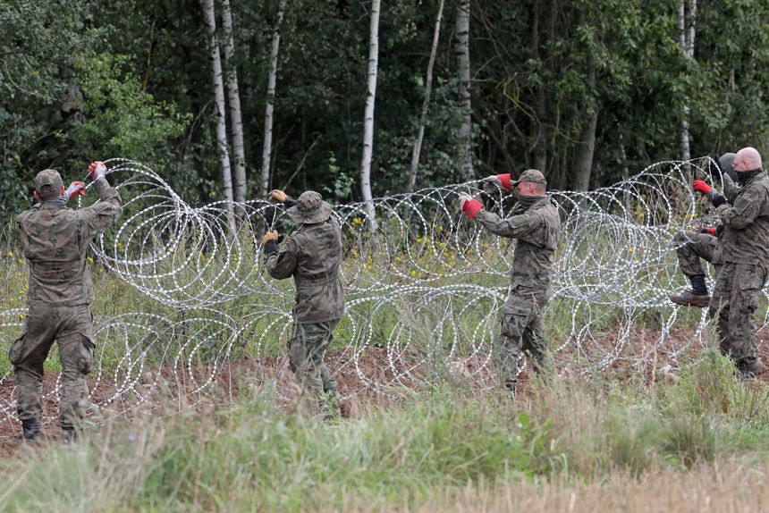 Montaż drutu kolczastego na granicy pomiędzy Polska i Białorusią