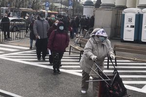 Tłumy przed mobilnym punktem szczepień w Warszawie