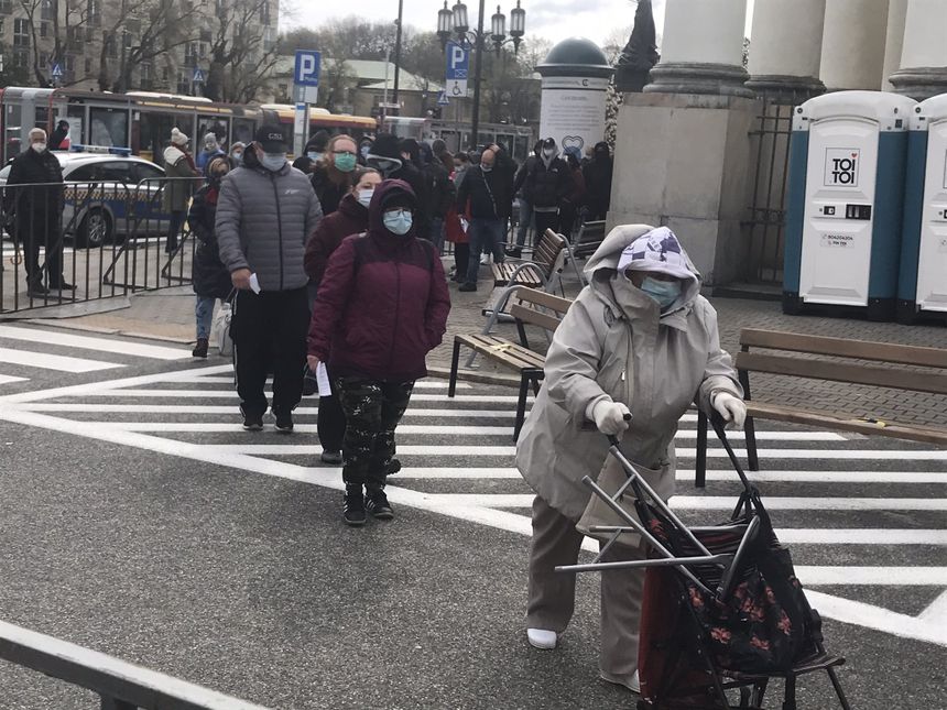 Tłumy przed mobilnym punktem szczepień w Warszawie