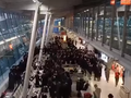 Tłum Żydów na lotnisku Chopina
