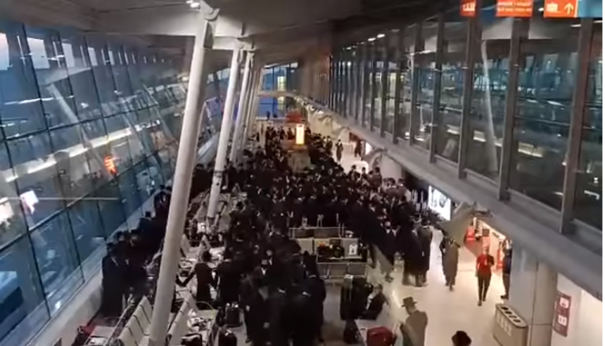 Tłum Żydów na lotnisku Chopina