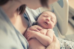 Jarocin. Starosta w sesji z noworodkiem, ojcu zabroniono wejścia