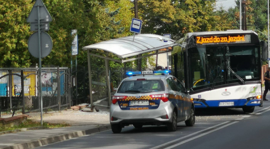 Kraków. Autobus wjechał w przystanek