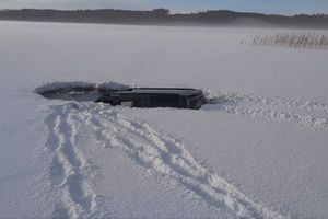 samochód wjechał na zamarznięte jezioro