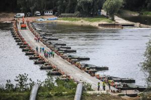 Most pontonowy, rurociąg na Wiśle