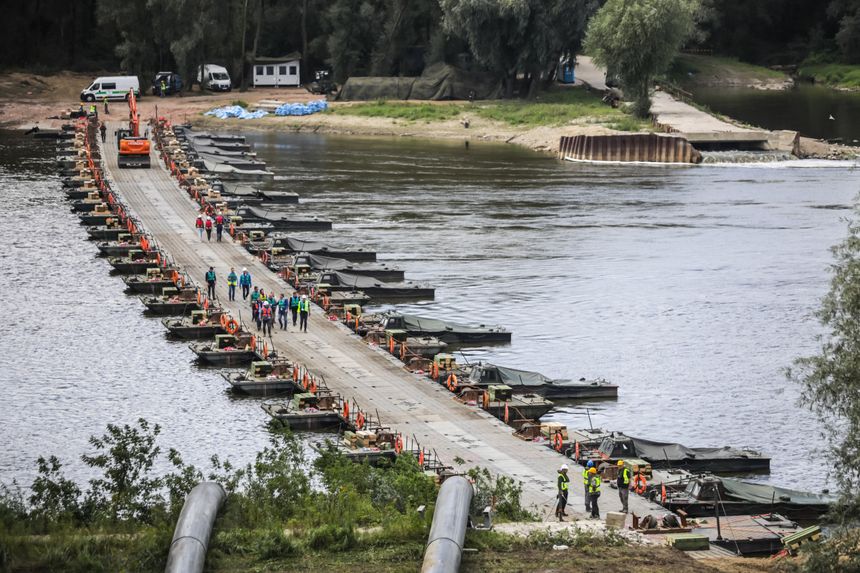 Most pontonowy, rurociąg na Wiśle