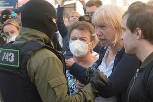 Uczestniczki sobotniego protestu na Białorusi i milicjant