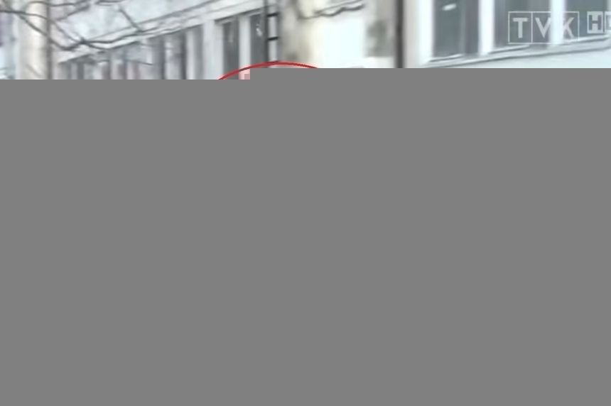 policjant ucieka przed koronasceptykami
