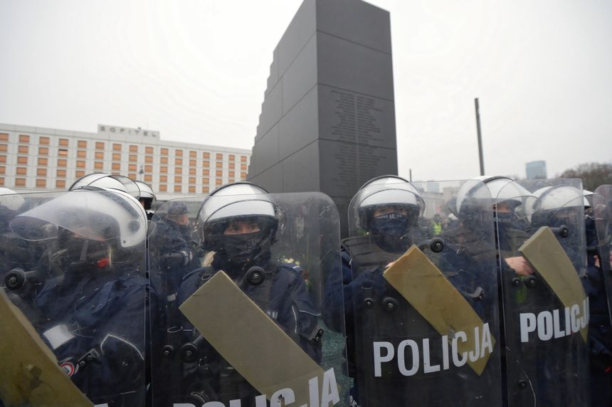 Policja otoczyła pomnik smoleński