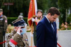 afał Trzaskowski składa wieniec przed pomnikiem Polskiego Państwa Podziemnego z okazji obchodów 76. rocznicy Powstania Warszawskiego