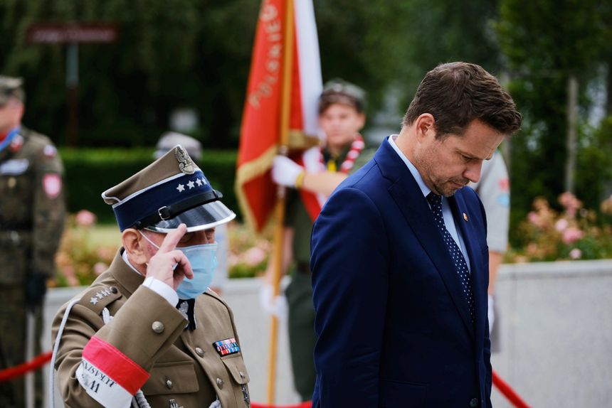 afał Trzaskowski składa wieniec przed pomnikiem Polskiego Państwa Podziemnego z okazji obchodów 76. rocznicy Powstania Warszawskiego