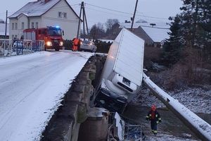 Zagrodno, tir wpadł do rzeki