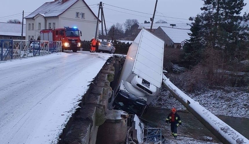 Zagrodno, tir wpadł do rzeki