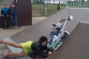 pijana matka w skateparku