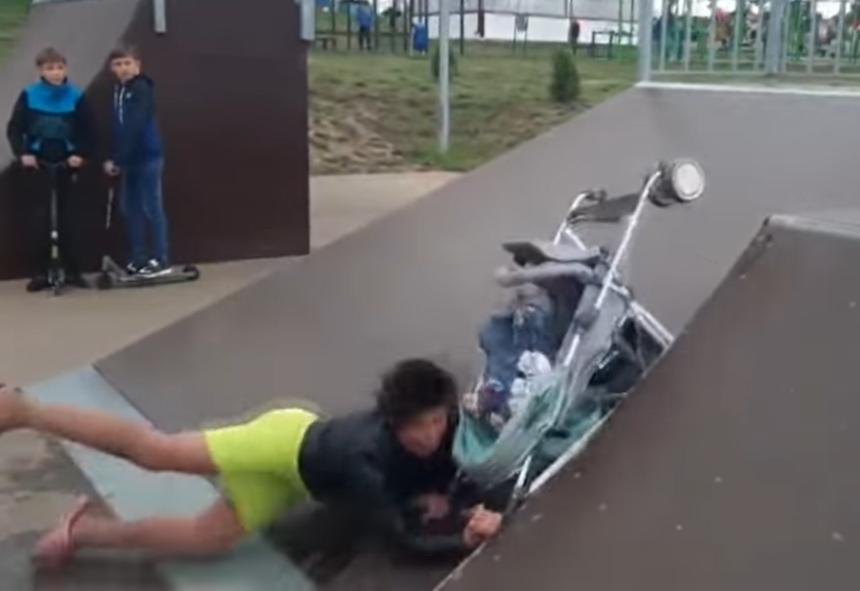 pijana matka w skateparku