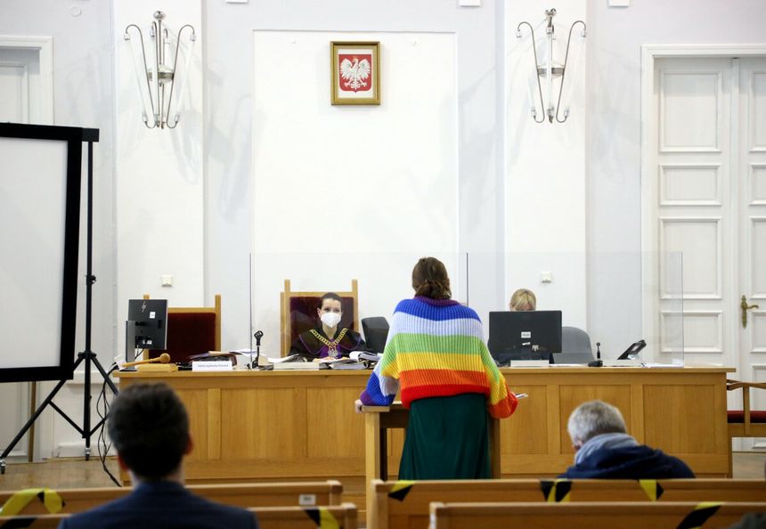 Płock. Rozprawa ws. naklejek Maryi w tęczowej aureoli