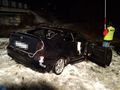 opel, który wpadł do rzeki
